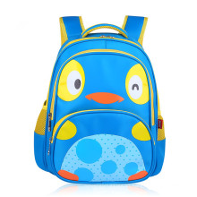 El pequeño logotipo colorido del pingüino embroma el bolso de escuela de la mochila para el adolescente